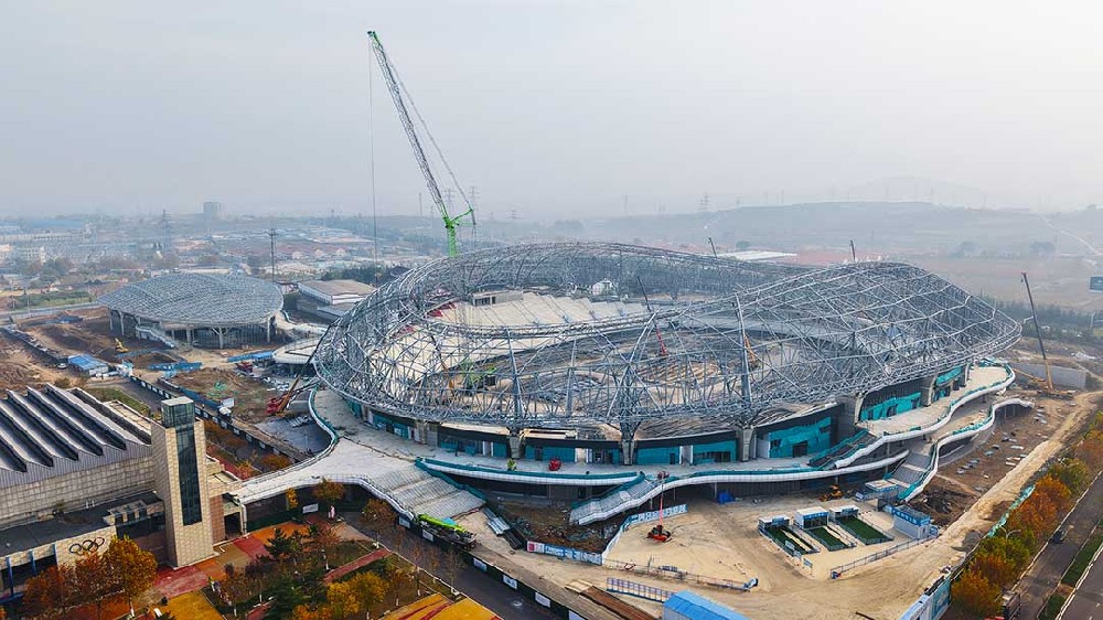 山東蓬萊體育場二次鋼構首吊成功：工程建設新里程碑